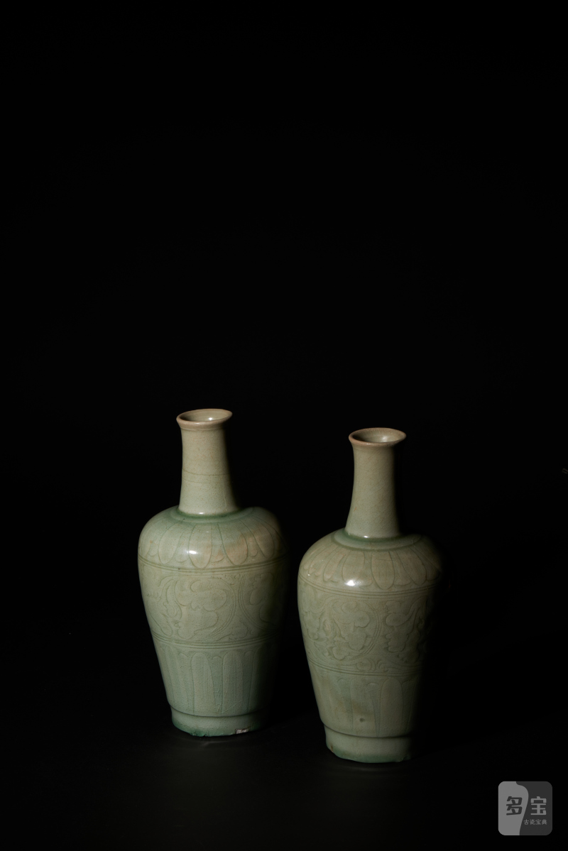 明代 龙泉窑青釉刻划缠枝花卉莲纹瓶一对 - 图11